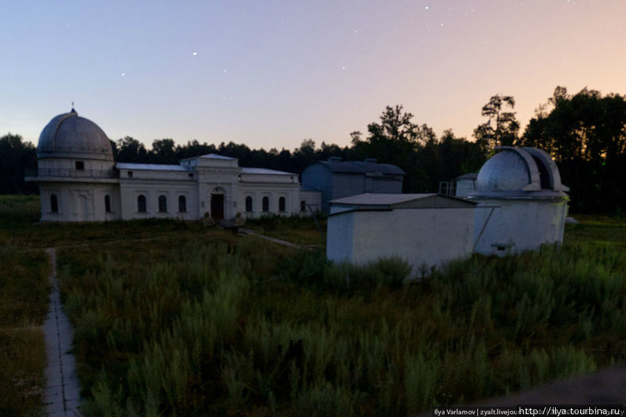 В 1989 году обсерватория заняла 20-е место в мире по активности наблюдений комет. К сожалению, не было штатива, а снимать в полной темноте с рук было невозможно ). Задо были видны звезды. Казань, Россия