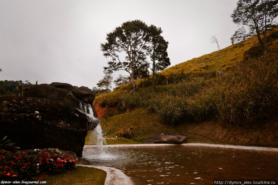 Водопад и пруд возле места для барбекю (шураскейры) Мигел-Перейра, Бразилия