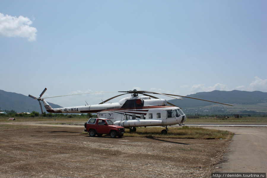 рядышком вертолет Ми-8 Мцхета, Грузия