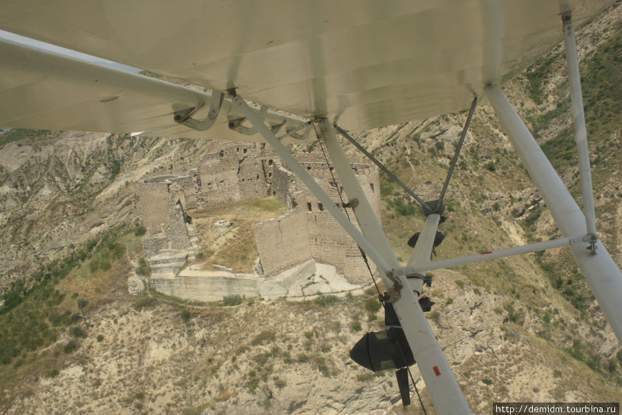 Ксанская крепость под крылом самолета. Мцхета, Грузия