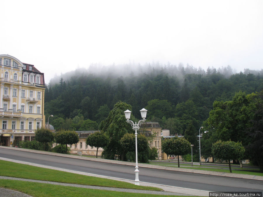 туман над зданием Скальник Марианске-Лазне, Чехия