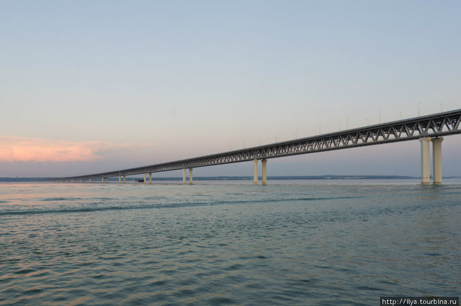 Президентский мост в Ульяновске. Этот мостовой переход является одним из самых крупных мостовых сооружений в Европе, его длина составляет 5,8 км, а с подходами – 13 км. Длина стандартного пролетного строения 220 м, вес – 4400 тонн. Проектирование мостового перехода через реку Волгу в г. Ульяновске начато в 1980 году. Непосредственно мост начал строиться в 1986 году со строительства производственных баз и необходимой социальной инфраструктуры. Первая опора моста (№ 14) была забетонирована в 1988 году, а первое пролетное строение (ПС 13-14) было смонтировано в 1992 году. Казань, Россия
