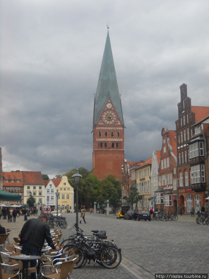 Церковь в конце площади Люнебург, Германия