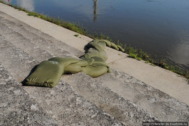 Видимо чтобы отвлечь глаз от несуразностей, власти разместили на берегу арт-объекты Варшава, Польша