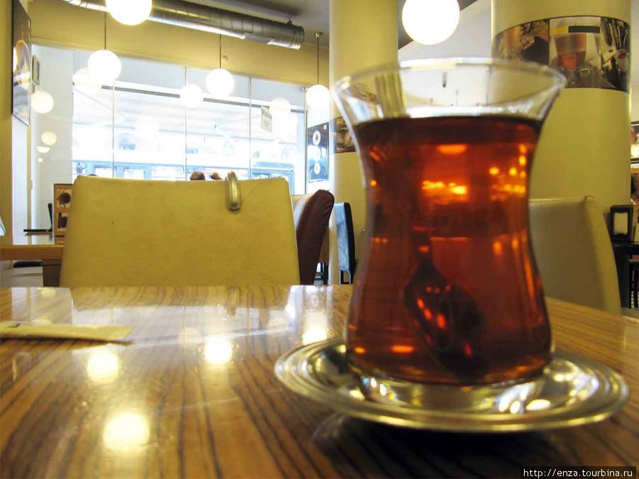 Просто чай в кафе, где мы искали Wi-Fi Стамбул, Турция