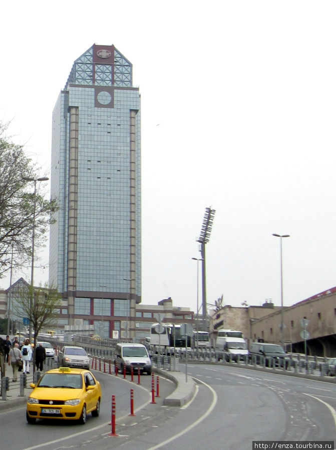 Напротив мечети Долмабахче можно рассмотреть знаменитый стадион Бешикташ Стамбул, Турция