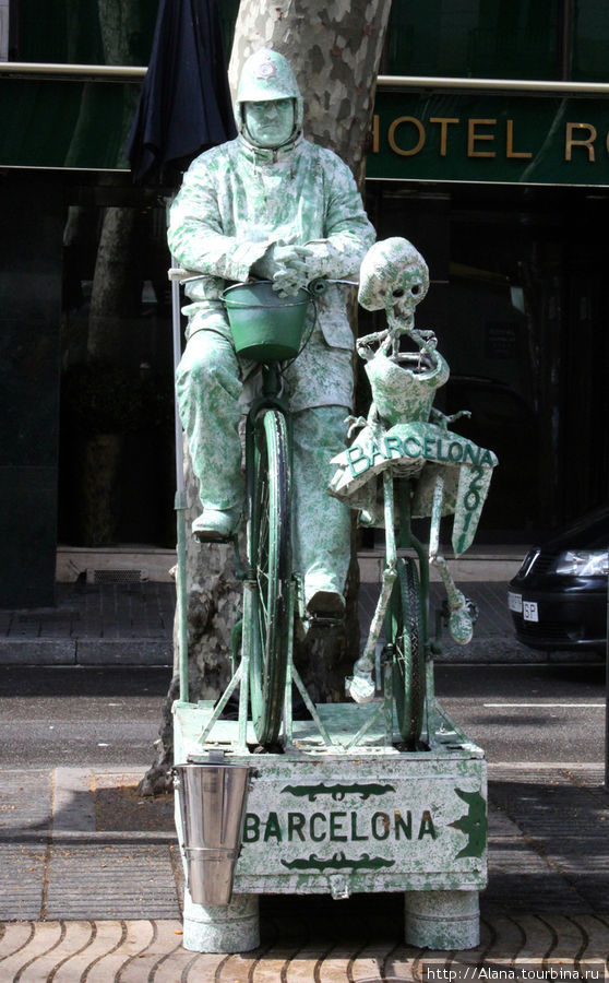 Живая скульптура на Рамбле Барселона, Испания