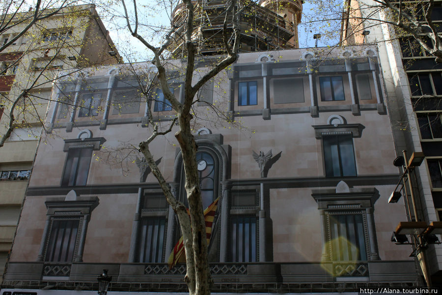 Фасад ремонтирующегося здания на Рамбле. Затянут плотной тканью, на которой этот же фасад и изображен. Барселона, Испания