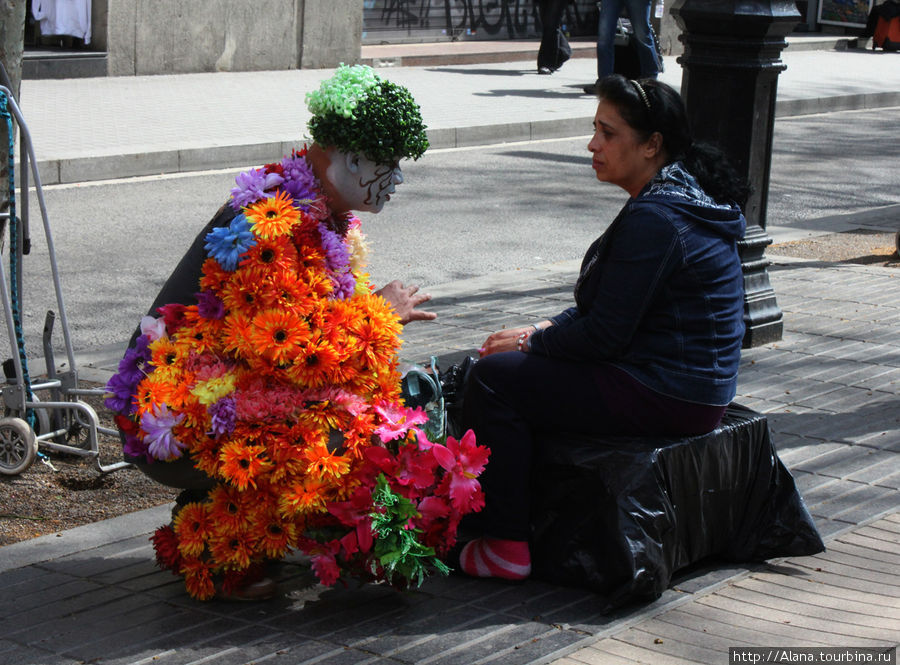 Чем занимаются живые статуи в свой обеденный перерыв? Общаются друг с другом или с друзьями )) Барселона, Испания