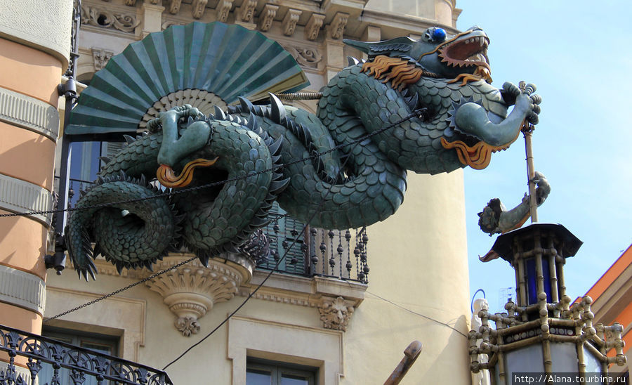 Очень живописное знание где-то в середины Рамблас — с драконом, поддерживающим фонарь. Барселона, Испания