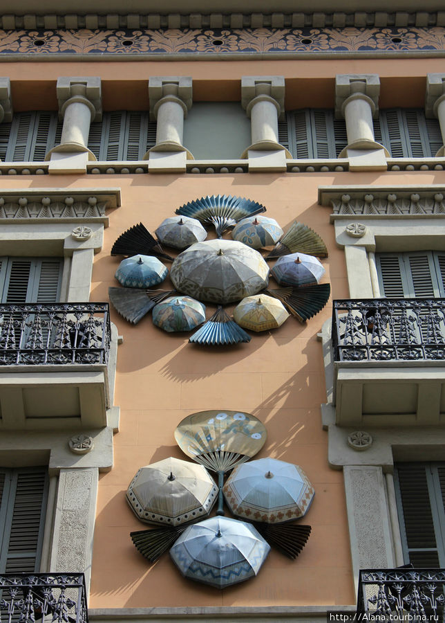 Еще один фрагмент того же здания. Зонтики Барселона, Испания