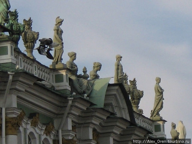 Скульптуры на Зимнем дворце Санкт-Петербург, Россия