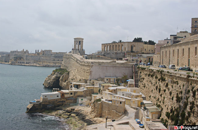 Стоим во дворике рядом со зданием, где находится The Malta experience Валлетта, Мальта
