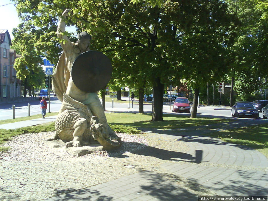 Парк около ж.д. платформы Majori. Скульптура Лачплесис (герой латышского народного эпоса) Юрмала, Латвия
