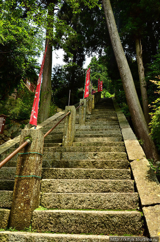 Лестница, ведущая к храмам Нагахама, Япония