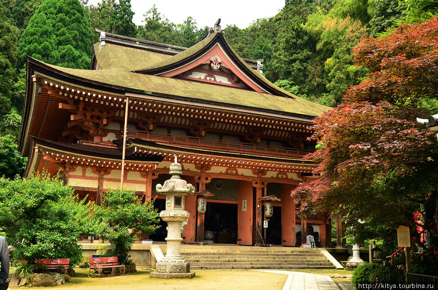 Храм Хогондзи, главный зал. Здание датируется 1942-м годом, но статуя Бэнзайтэн, хранящаяся в нём — самая старая и знаменитая из всех, существующих в Японии. Нагахама, Япония
