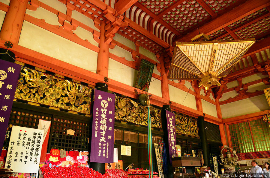Внутри главного зала храма Хогондзи. Нагахама, Япония