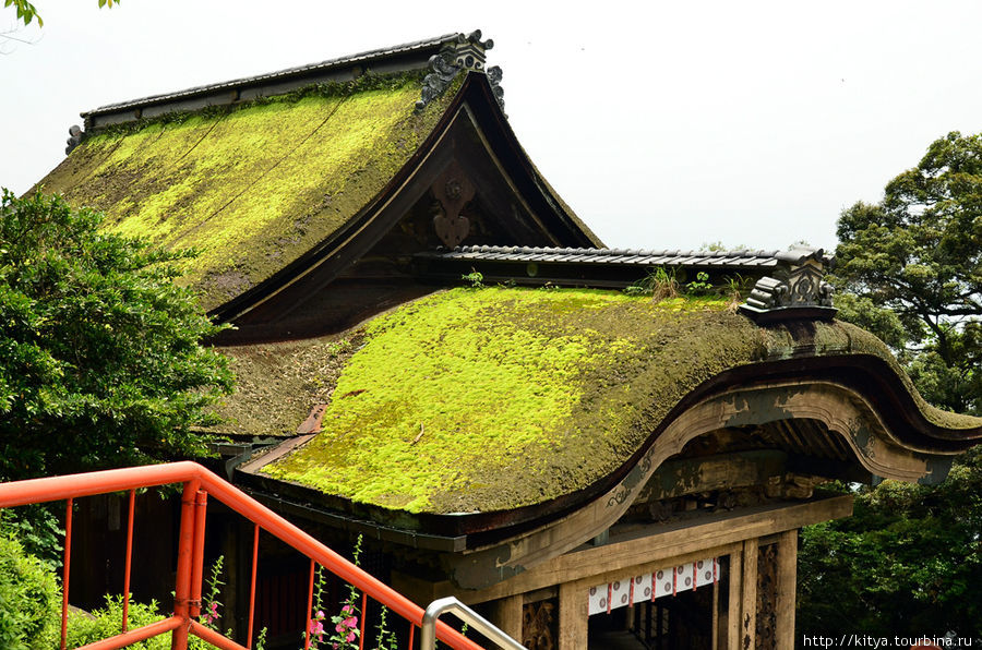 Крыши Карамона и зала Каннон Нагахама, Япония