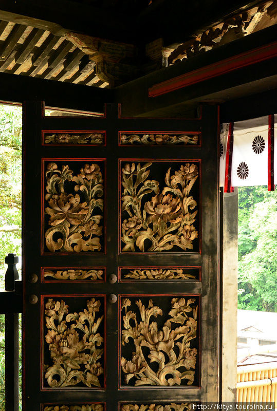 Створки ворот Карамона. Прекрасная резьба... Нагахама, Япония