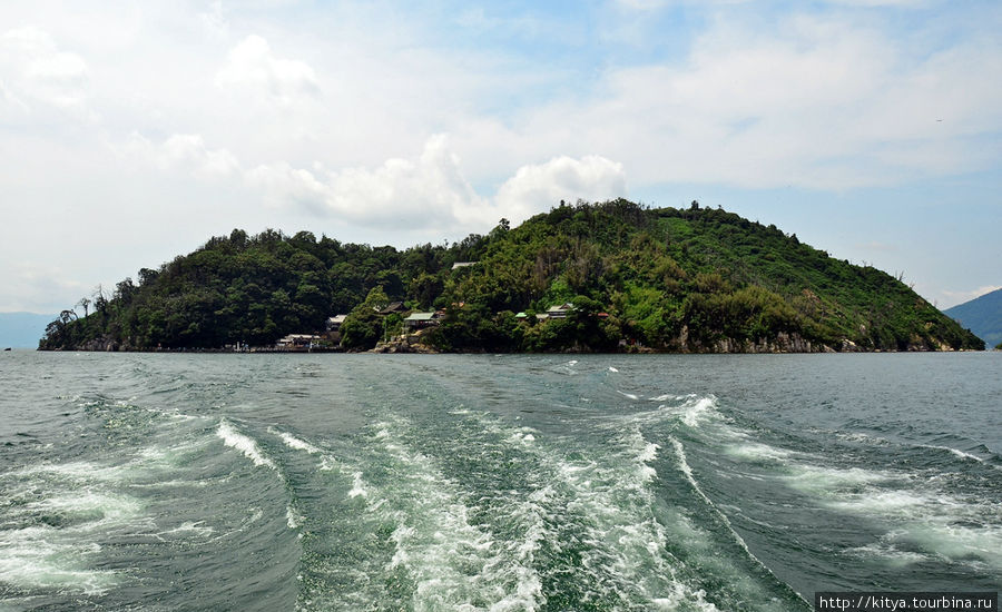 Остров Тикубудзима с борта корабля. Нагахама, Япония