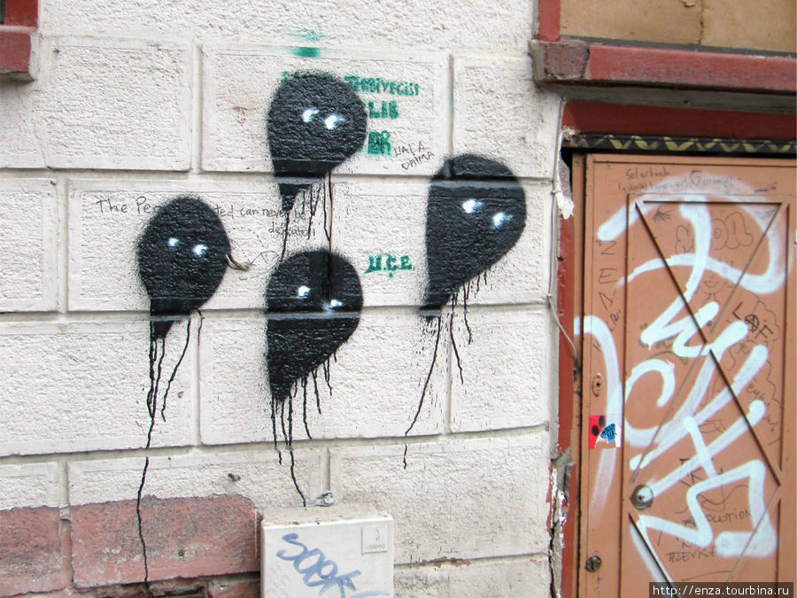 Темное, тяжелое здание и игривые воздушные шарики на стене. И так во всем. Не город, а винегрет из несовместимых вещей. Стамбул, Турция