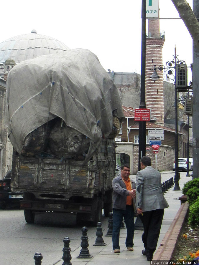Собранные вручную мешки с мусором потом вывозят вот на таких машинах. Стамбул, Турция