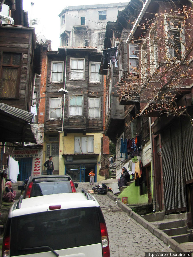 Подворотни старого города. Фееричные по своей запущенности, похожие друг на друга и  одновременно абсолютно неповторимые. Стамбул, Турция