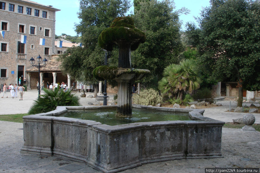 очень интересный фонтан
водичка льется по капельке Люк, остров Майорка, Испания