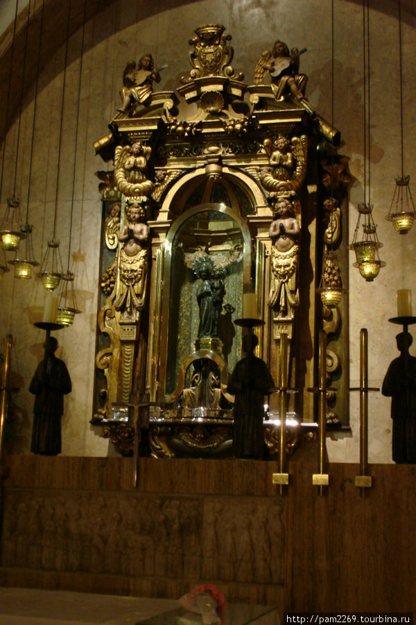 тёмная каменная статуэтка Святой Девы Люк в комнате за алтарем Люк, остров Майорка, Испания