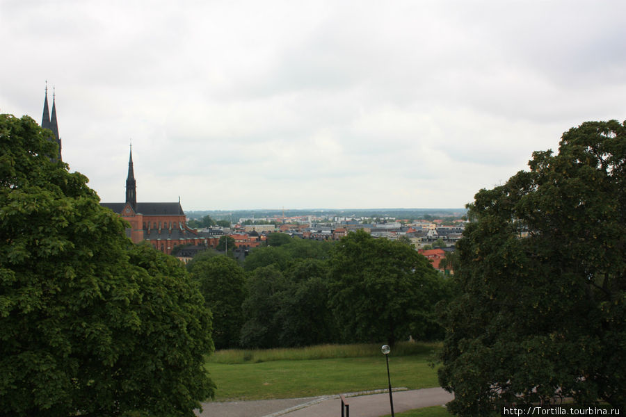Вид на Кафедральный собор от Королевского замка. Уппсала, Швеция
