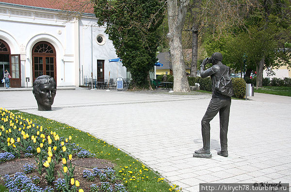 Скульптурная композиция перед входом в термы Баден, Австрия