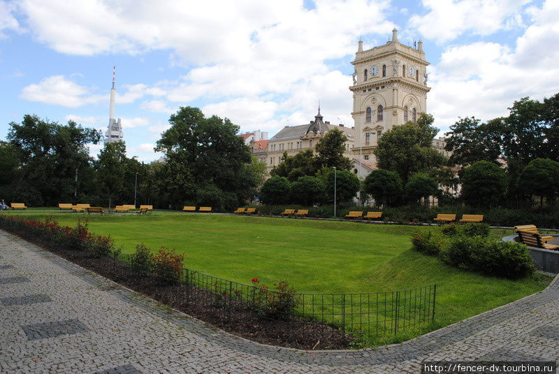 Из парка открывается замечательный вид на старую водонапорную башню Прага, Чехия