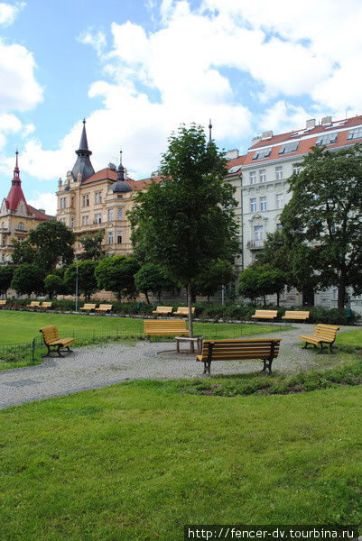 Парк окружен сказочными домиками с башенками и шпилями Прага, Чехия
