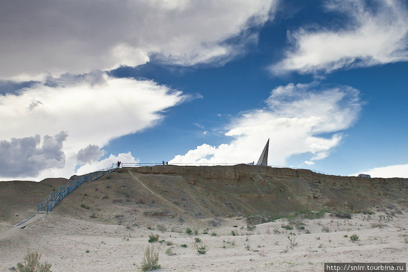 Вид со дна бывшего моря, на памятник этому самому бывшему морю. Муйнак, Узбекистан