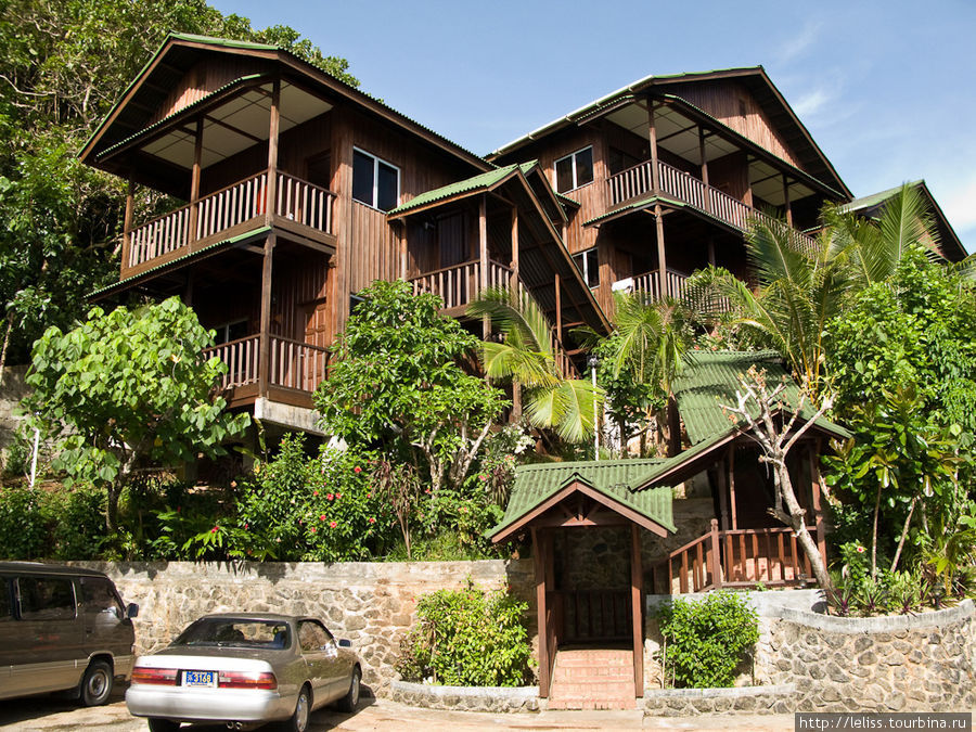 Отель представляет собой множество отдельных котеджиков, расположенных на разных уровнях на холме. Корор, Палау