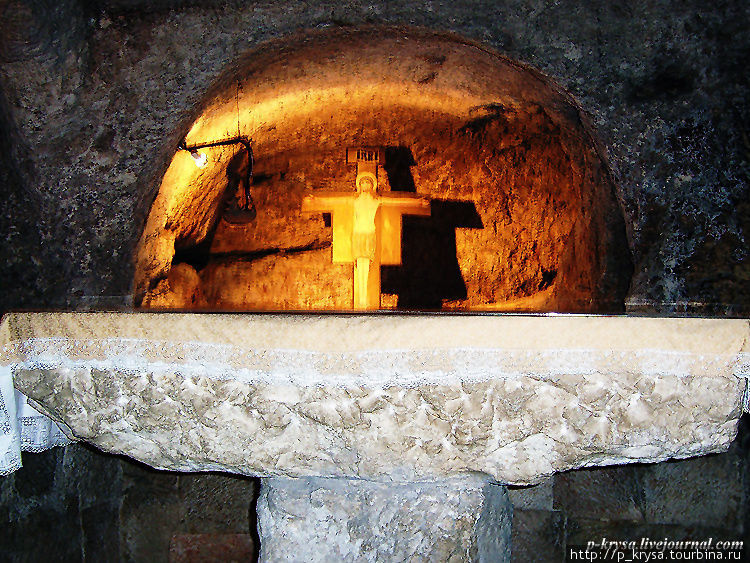 По старинному преданию Cвятой Иероним провел 35 последних лет своей жизни (385-420 гг.) в одной из пещер монастыря. Та самая пещера. Вифлеем, Палестина