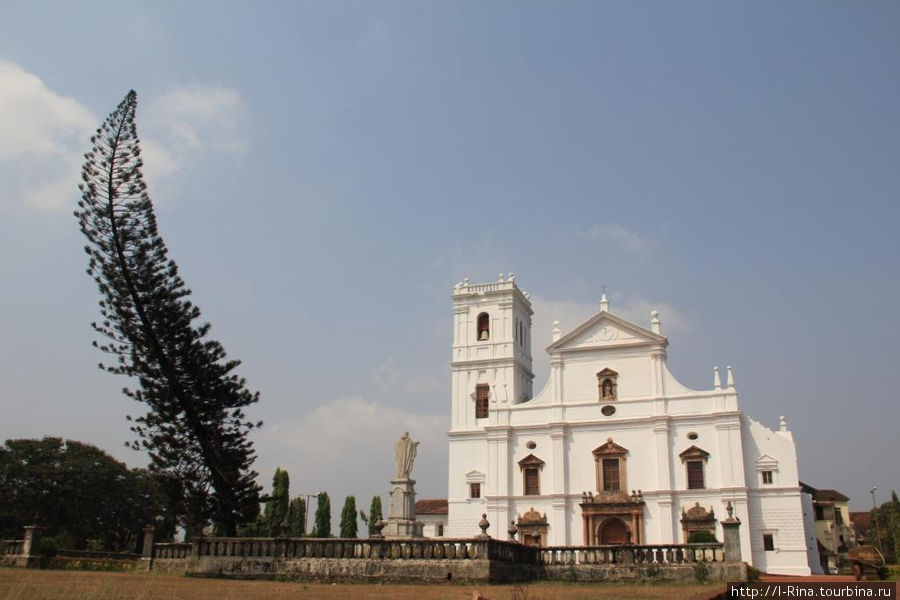 Старый золотой Собор Св. Екатерины.Это первый собор построенный португальцами в Гоа. Его строительство началось в 1562 году и продолжалось 90 лет. Старый Гоа, Индия