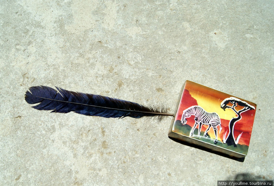 сувениры Форт-Портала, перо от синей птицы Форт-Портал, Уганда