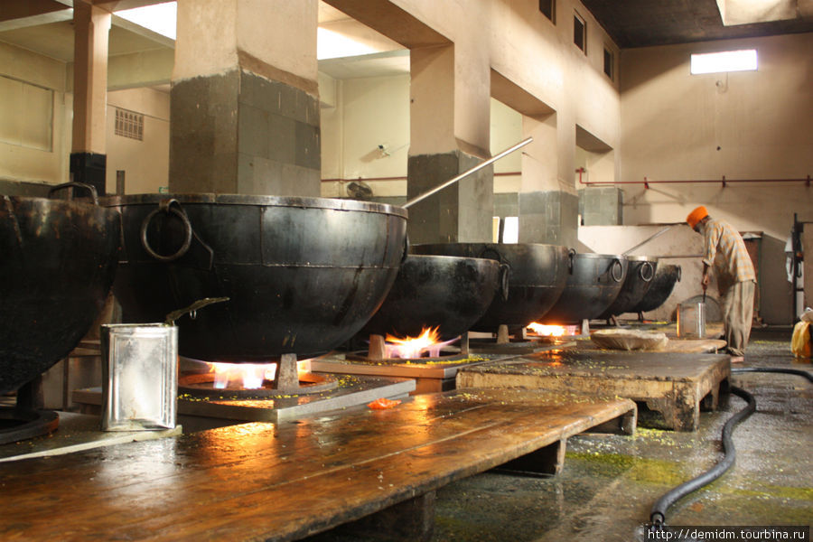 Закрытая часть кухни. Готовят на газовых горелках. Амритсар, Индия