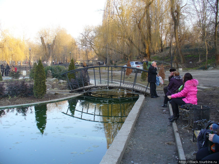 Популярное место для отдыха на реке Салгир под «шахматной» лестницей Симферополь, Россия