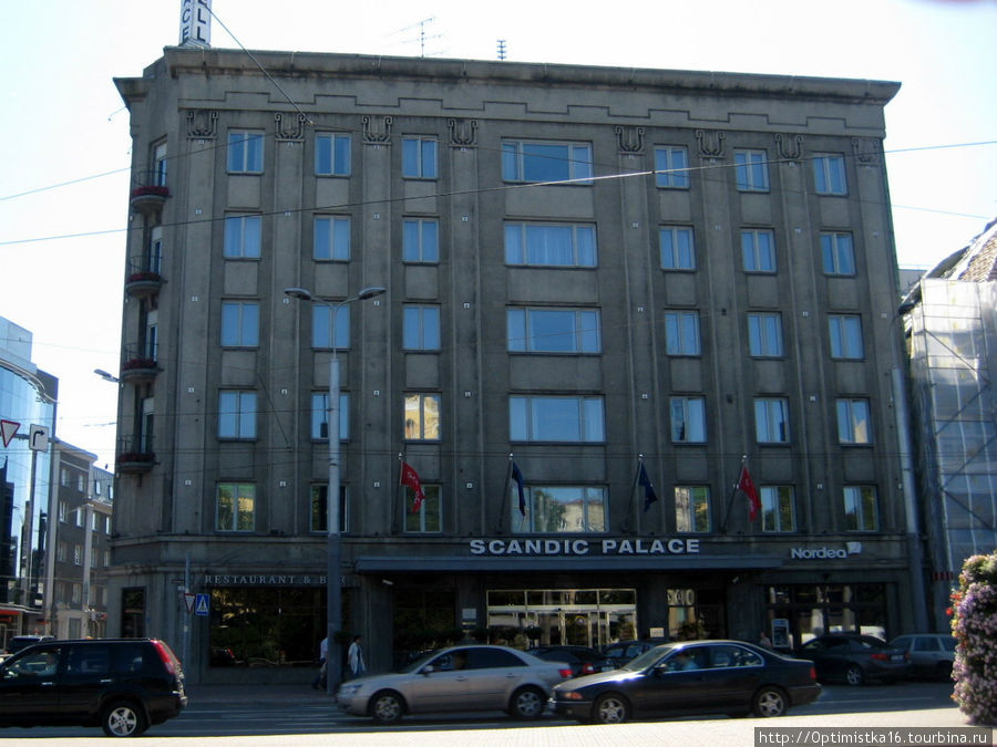 Это отель, в котором я жила 5 дней на майские праздники в далёком 1968 году. Тогда я впервые увидела Таллинн и очень его полюбила.
Отель находился на центральной площади. Окно нашего номера (самое широкое в середине здания) выходило на эту площадь и 1 мая прямо перед нашим окном проходил парад в городе. Таллин, Эстония