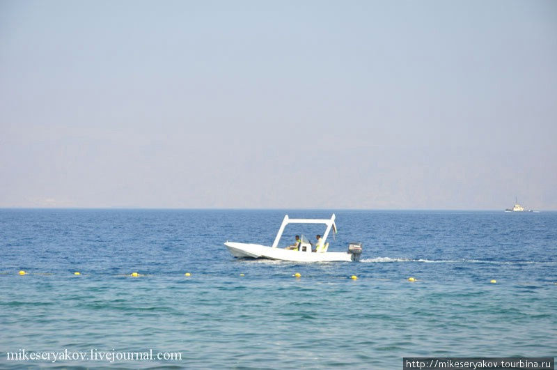 Катер в прибрежных водах Иордания
