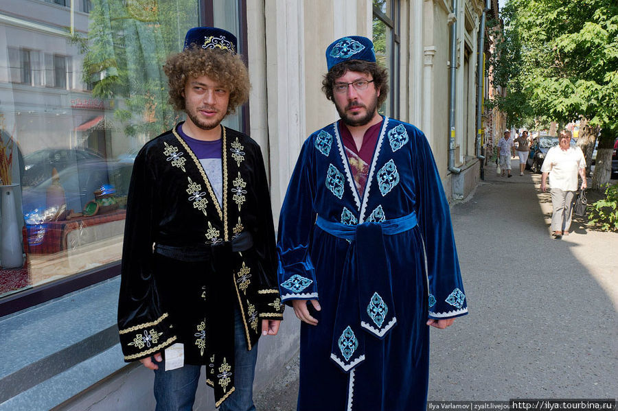 Чтобы не выделяться, решили нарядиться в национальные костюмы. Казань, Россия