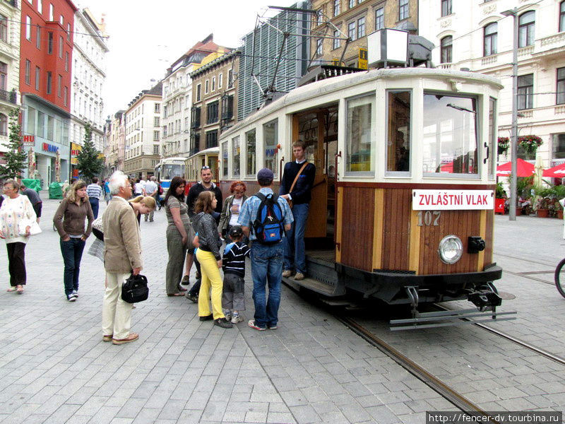 Такой ретро-трамвайчик можно встретить на улицах Брно чуть чаще чем раз в год: он регулярно возит по городу туристов Брно, Чехия