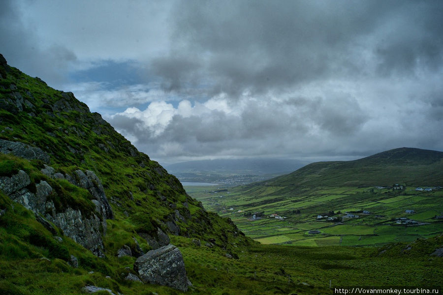 Вид с горы Beenarourke на бухту Ballinskellig Графство Керри, Ирландия