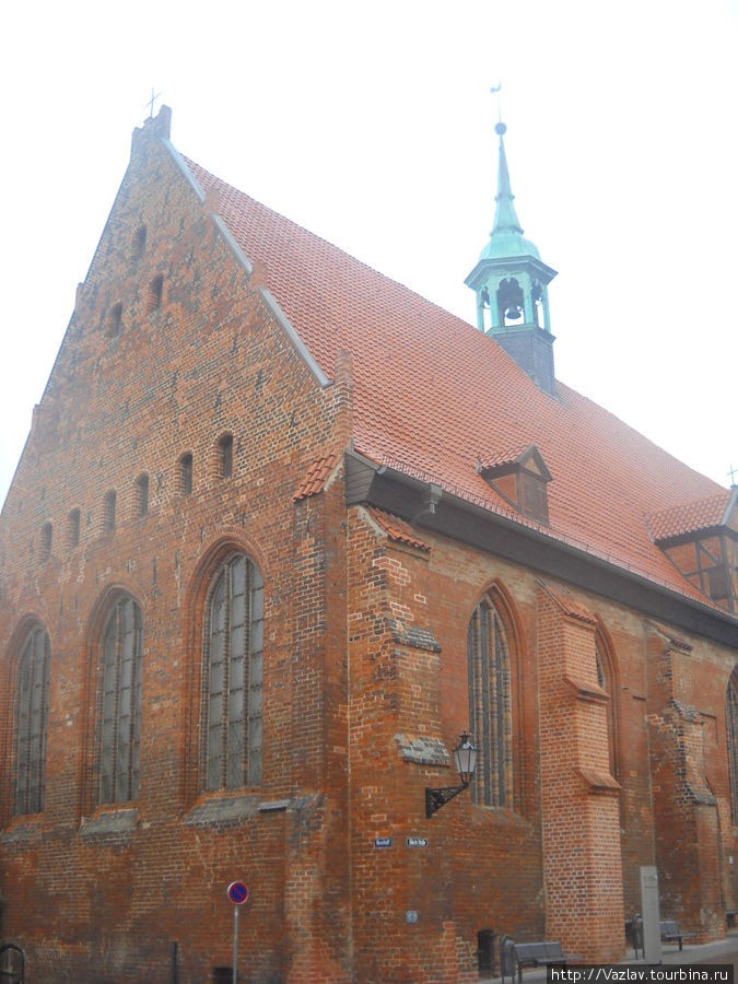 Боковой вид на церковь Висмар, Германия