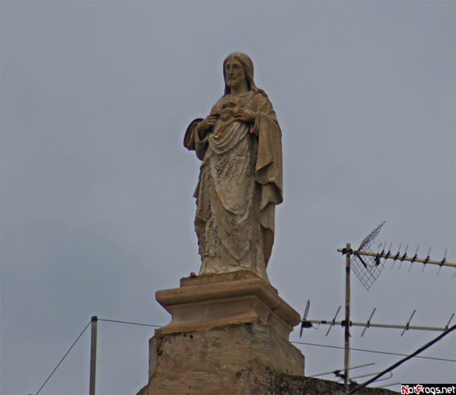 Статуя на фасаде дома в Хамруне Валлетта, Мальта