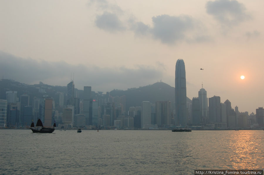 Вид с набережной звезд (от Коулуна — континентальной части Гонконга) на именно сам остров Гонконг Гонконг