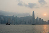 Вид с набережной звезд (от Коулуна — континентальной части Гонконга) на именно сам остров Гонконг