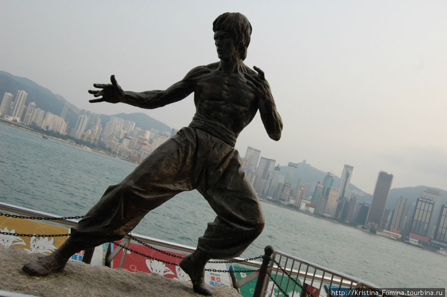 Скульптура Брюсу Ли, т.к. набережная создавалась послеего смерти и отпечатков его ладоней там нет. Гонконг